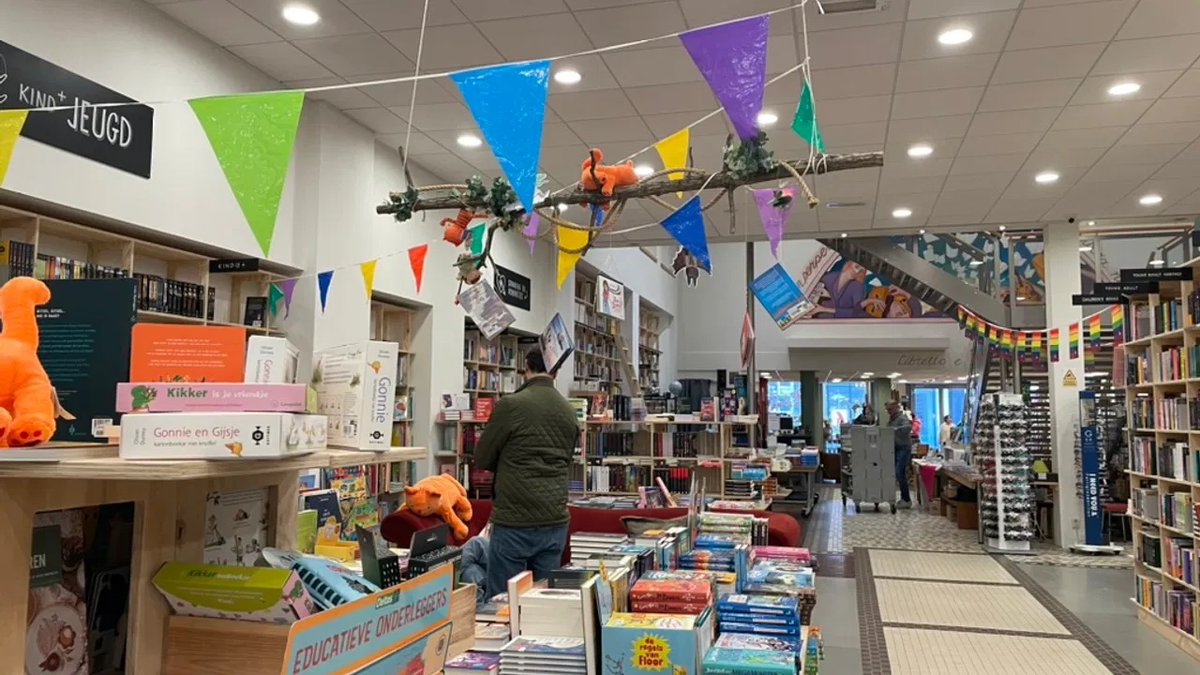 In het kader van het tienjarig jubileum van Het Colofon kwam Tian van der Steen van omroep RTV Connect poolshoogte nemen over de naderende festiviteiten.

Walter Jansen is vooral trots op het feit dat steeds meer jongeren naar de boekhandel komen:  lnkd.in/eTf8Z2aj