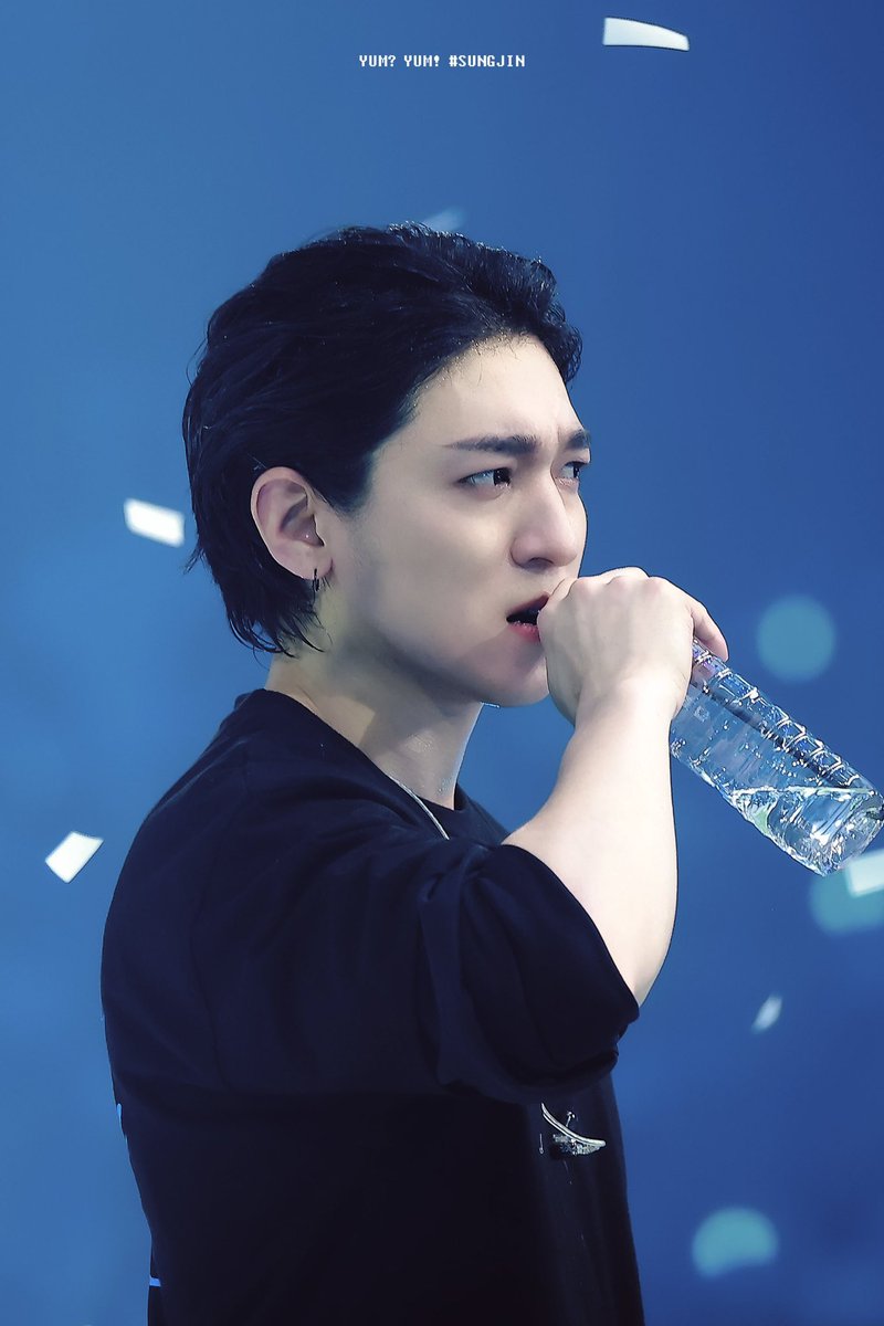 그러니까 난 이런 사람이 저렇게 기름기하나없는티저를 들고왔다는 것에서 공포를 느꼈던 것 같아