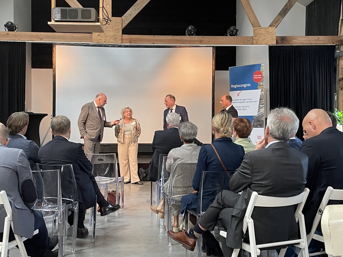 DoretTigchelaar's tweet photo. Mooie bijeenkomst van drie regio’s. @RegioZwolle, @TwenteBoard en @Regio_S3H (Stedendriehoek). Goed om zoveel bekende, maar ook onbekende bestuurders te ontmoeten en te praten over welzijnseconomie en mobiliteit en waar we elkaar in kunnen versterken. https://t.co/kUHWFs0bzz