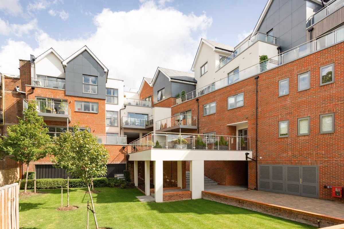 HamptonsWindsor's tweet photo. ROOF TERRACE LIVING JUST LAUNCHED! A 3 bed penthouse with 4 balconies/roof terraces, moments from Windsor Castle, the river, train stations and shopping. Also with covered gated parking and n chain! #forsale #DreamHome #roofterrace #windsorcastle #Hamptons1869 https://t.co/ebJUCT6uLG