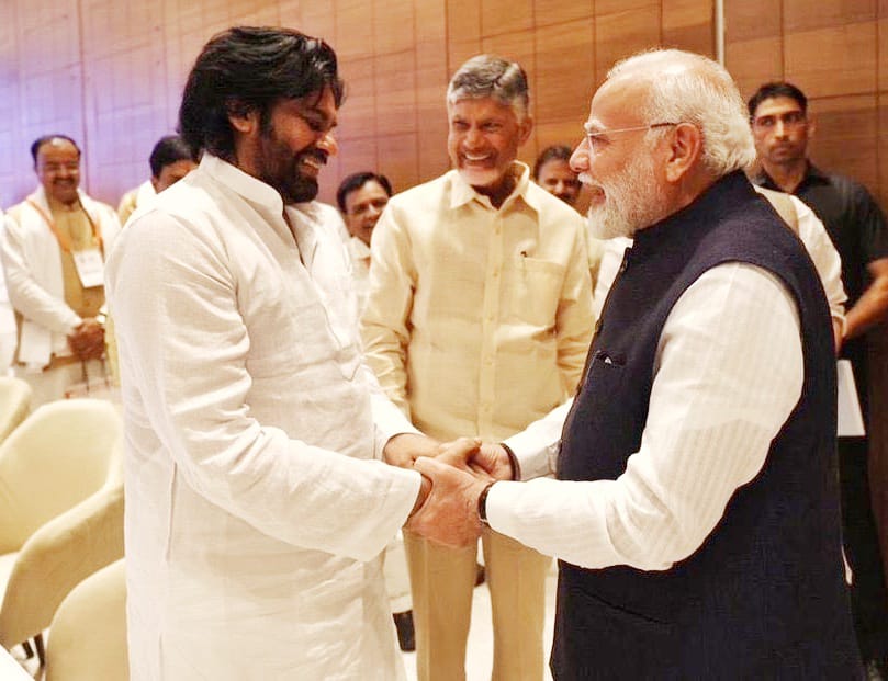 InsidePSPK's tweet image. AP Deputy CM @PawanKalyan with PM @narendramodi ❤️🤝

#HaryanaNewCM #MODI30