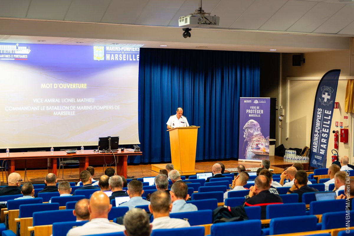 MarinsPompiers's tweet photo. 1/3
Hier dans la journée s'est tenue la troisième édition du #séminaire “risques maritimes et portuaires” ⚓️

Organisé chaque année par le BMPM, il réunit les acteurs principaux de ce domaine pour échanger autour de leurs savoir-faire et expertises sur des thématiques variées. https://t.co/oBpTZccTUH
