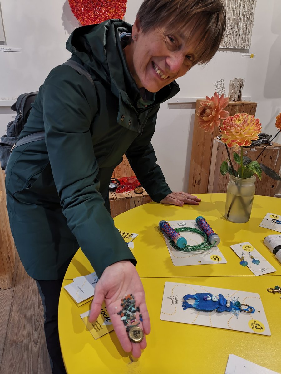 vrijezangvogel's tweet photo. Zeewier met #verzameling schelpen+#visnet #plasticsoup. f2 #nurdles. Bij @Juttersgeluk maken we er weer verzameling producten,soms kleine kunstwerkjes! #fot_O_ktober
Op terugweg ook verzameling Hooglanders (+paarden), bij Vogelmeer aalscholvers. #strand #duinen #zee @jolandabrwr https://t.co/zFmyaNzQWK