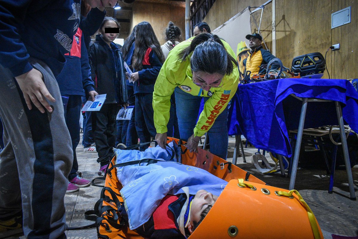 Senapred's tweet photo. #SENAPREDAraucanía en conjunto con la Municipalidad de #Villarrica, en el marco del Mes de la Reducción del Riesgo de Desastres, desarrollaron Feria Educativa por Amenaza Volcánica en la localidad de #LicanRay, donde participaron niñas, niños y jóvenes de la localidad, aprendiendo de la prevención y respuesta ante esta variable de riesgo.