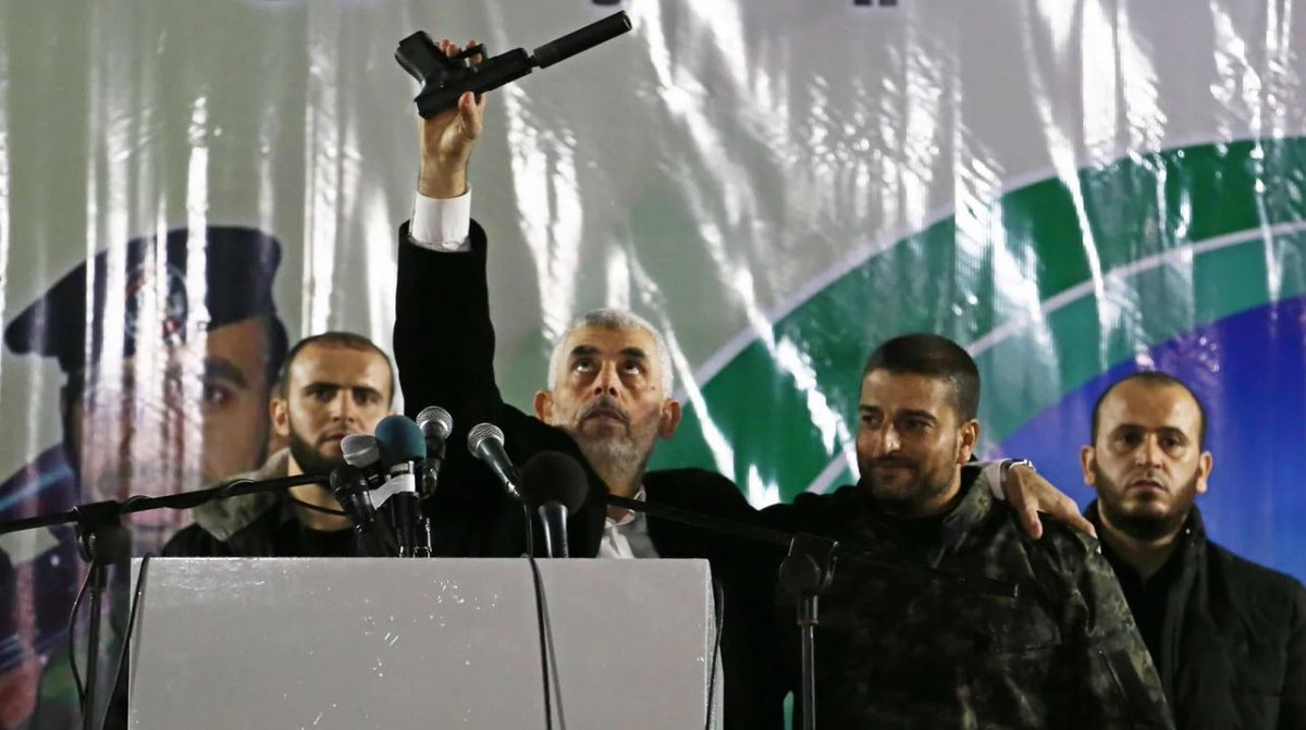 BMaany's tweet photo. يمكن ملاحظة السلاح الشخصي الذي كان بحوزة #يحيى_السنوار ف�� الصورة المنشورة من قبل الكيان.
وقد يكون هو نفسه سلاح قائد وحدة "سيريت متكال" والذي قتل في عملية حد السيف، هذا السلاح ظهر سابقاً بيد السنوار في مهرجان تأبين ىىىْْْـهداء عملية حد السيف. https://t.co/y3SzHm3nq6