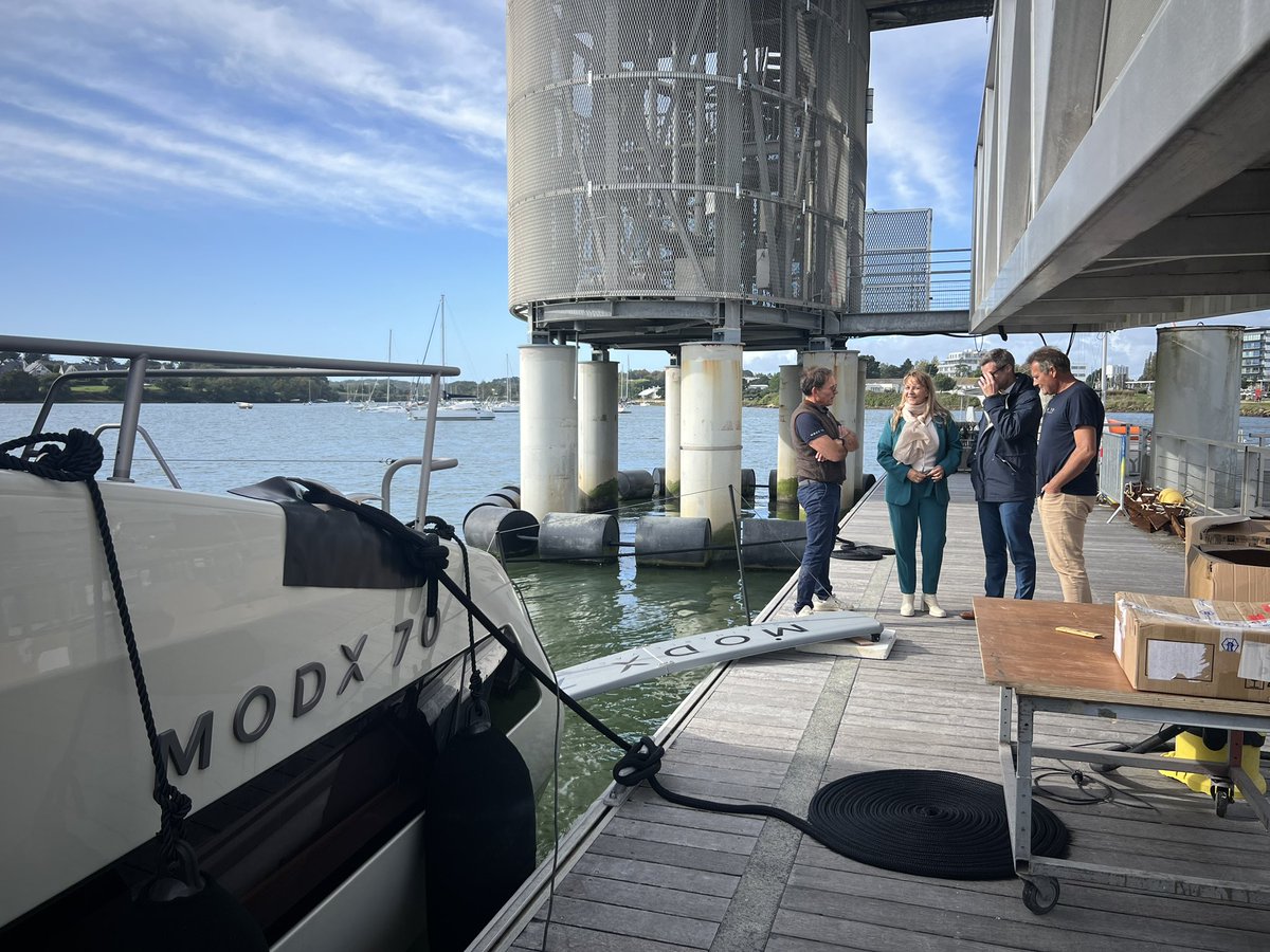 Lysiane_Metayer's tweet photo. Visite inspirante à bord du catamaran MODX 💯% décarboné, équipé d’ailes rétractables ! 🌊 À #Lorient, ce navire révolutionnaire allie élégance &amp; responsabilité envtale. Accompagnée de @Pierre_Ka, nous avons salué l’équipe passionnée qui mène ce projet d’avenir pour la mer. 👏 https://t.co/hVBzJQ9WUe