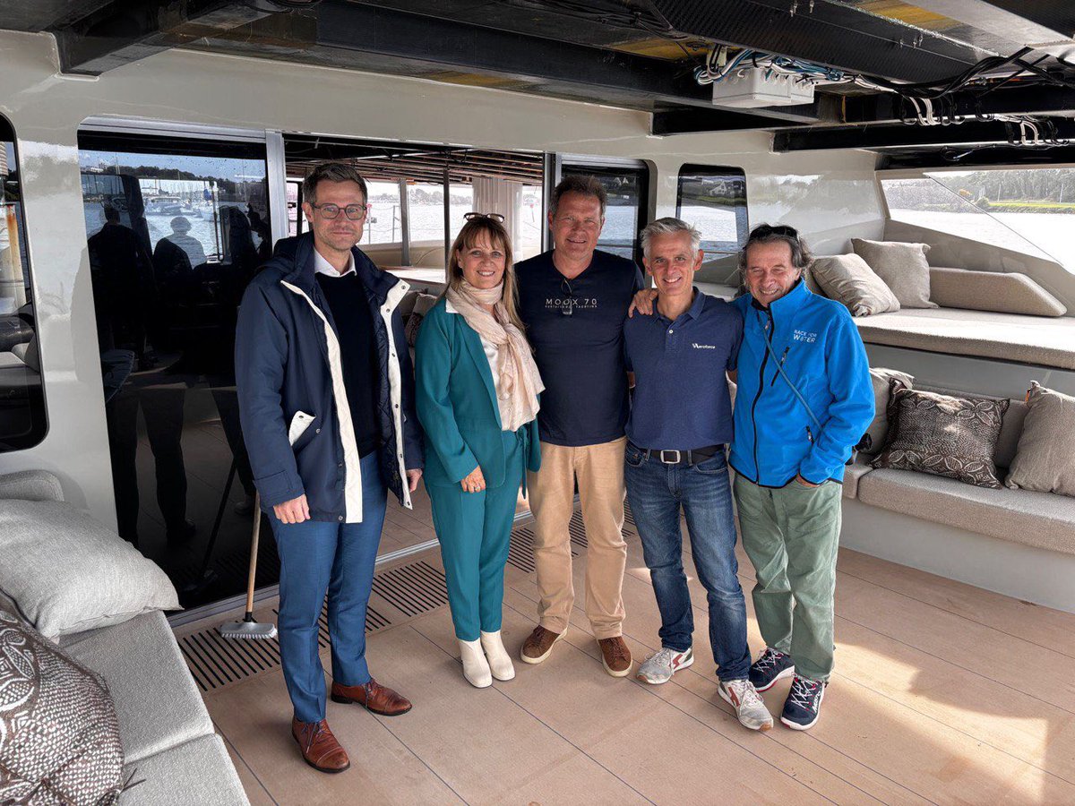 Lysiane_Metayer's tweet photo. Visite inspirante à bord du catamaran MODX 💯% décarboné, équipé d’ailes rétractables ! 🌊 À #Lorient, ce navire révolutionnaire allie élégance &amp; responsabilité envtale. Accompagnée de @Pierre_Ka, nous avons salué l’équipe passionnée qui mène ce projet d’avenir pour la mer. 👏 https://t.co/hVBzJQ9WUe