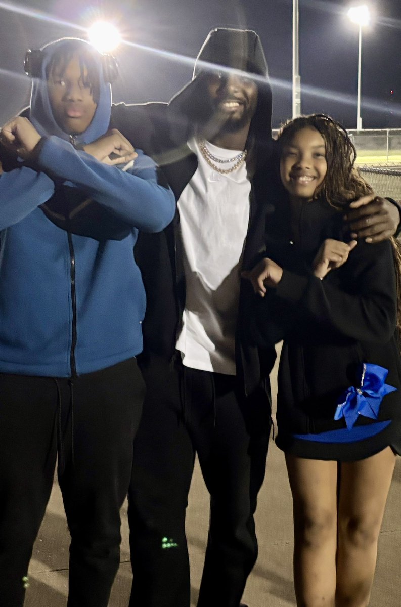 firstlady503's tweet image. Big shout out to @DezBryant  for taking time out to take this pic with my kiddos @jharris2027 last night after the @SeguinCougarFB game. It meant the world to them!
#DallasCowboys #88