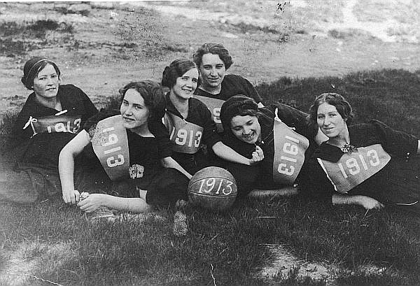 Throwing it back to more than a century ago with a group shot of our 1913 women’s basketball team 🏀 

Left to right: Blanche Corry, Elsie Anderson, Isabelle Jackson, Veda Bringhurst, Fannie Kleinman, and Miss Webster.

What throwback do you want to see next?

Image courtesy of
