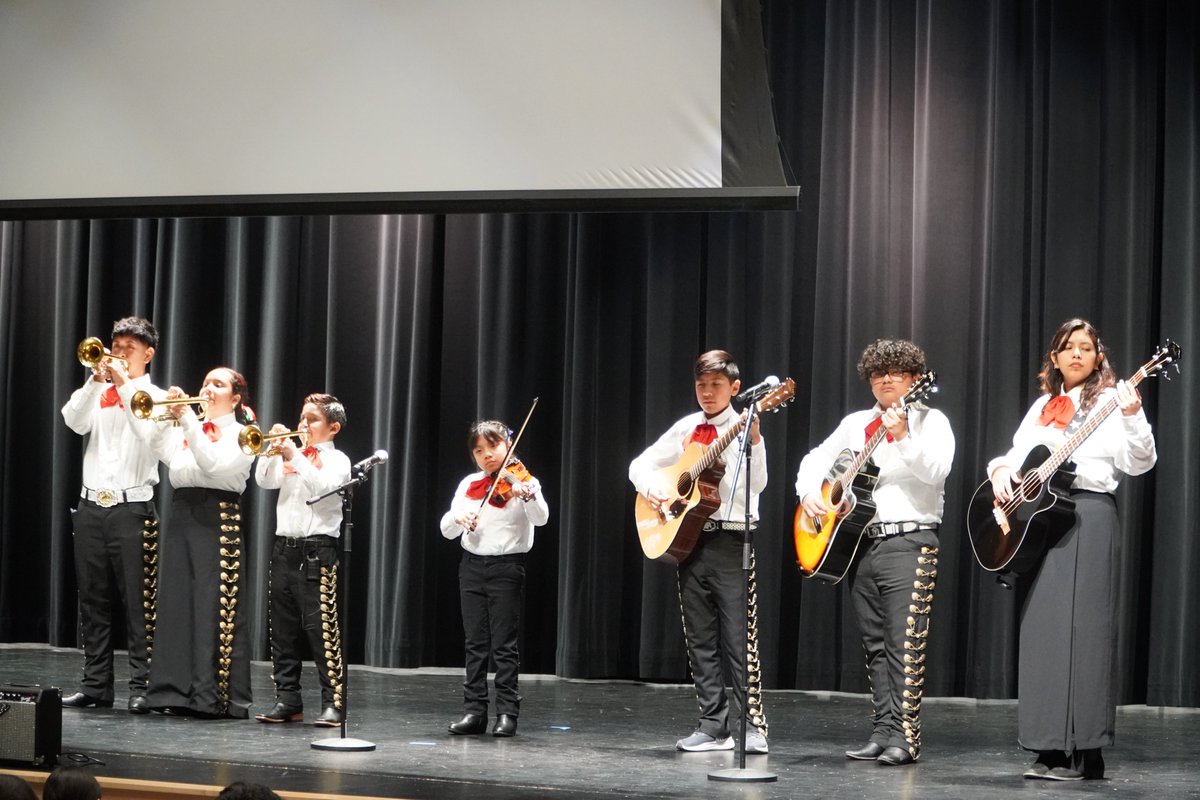 🎼🎺Thank you to Mariachi Creativo for a beautiful performance during Hispanic Heritage Month during Marquardt Middle School Assembly! 

🔗 Click the link to watch their full performance: bit.ly/4eM1oAB