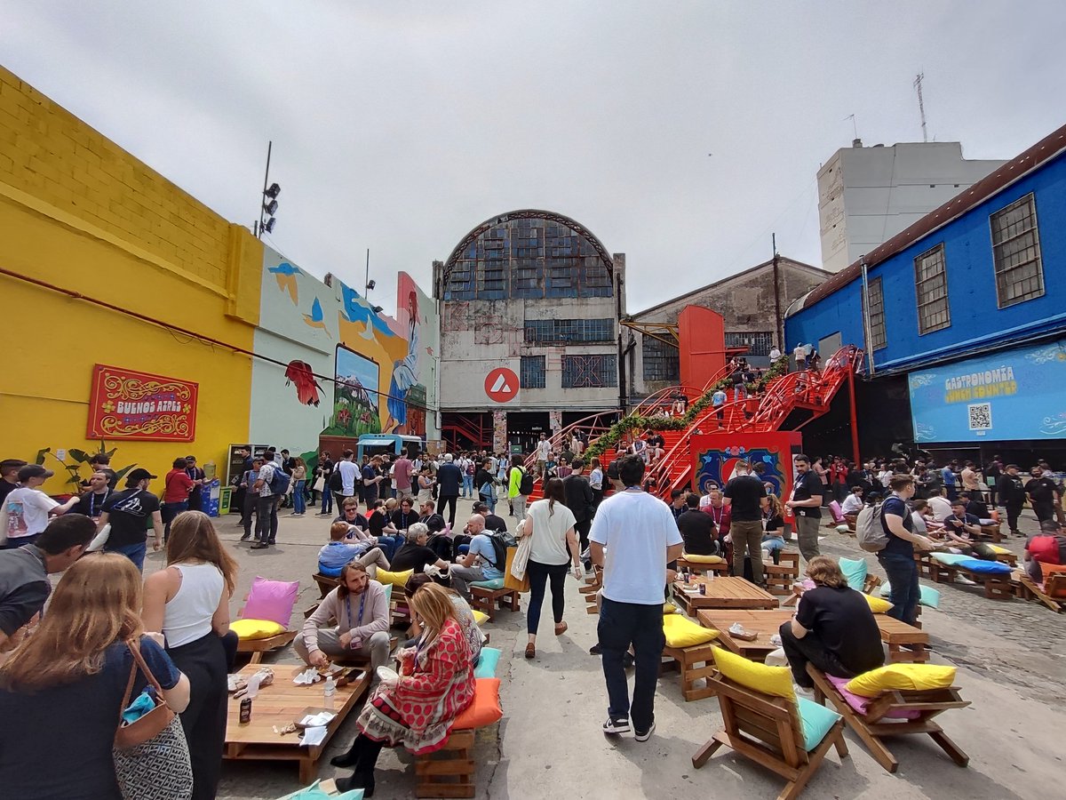 Avalanche Summit day 2 in full force, vibes on top 🔥