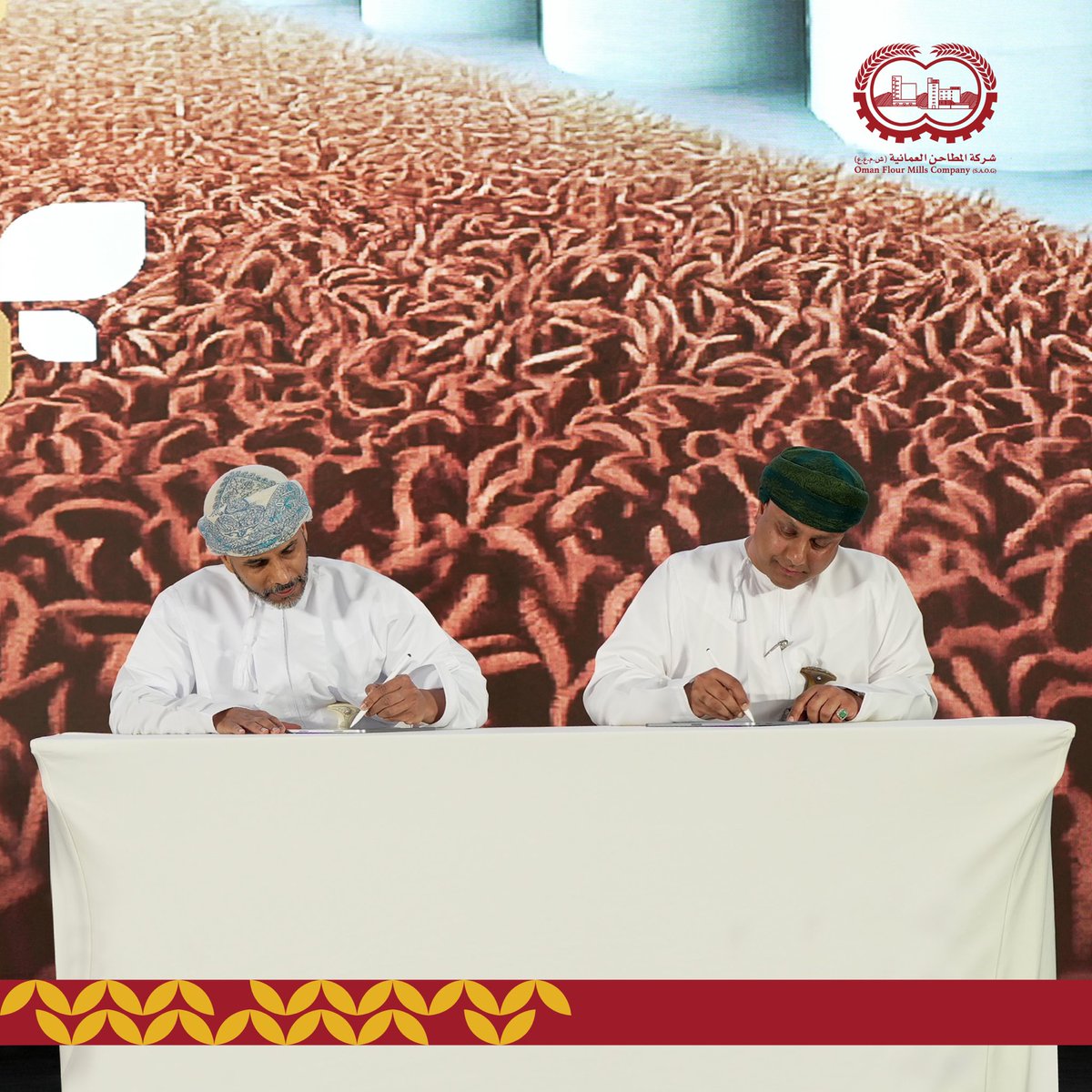 omanflourmills's tweet photo. ضمن ختام مختبر الأمن الغذائي وقعنا اتفاقيات حق انتفاع مع الشركة العمانية للتنمية السياحية لمجموعة عمران، بمساحة كلية تقدر بأكثر من ٦٠ ألف متر مربع في ميناء السلطان قابوس ومنطقة حي الميناء بولاية مطرح. وذلك بهدف زيادة القدرة التخزينية للمواد الخام والمنتجات النهائية. https://t.co/0ArmbmAWSJ