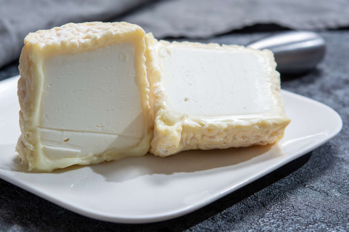 TerredeVins's tweet image. 🧀 Connaissez-vous le #chabichou ? 
On vous propose 3 #accords avec ce #fromage de chèvre AOP à la saveur délicate avec une pâte blanche ferme et une légère souplesse naturelle.

Plaimont  Domaine Fournier Père et Fils DOMAINE DES HAUTS CHASSIS 

terredevins.com/a-table/on-boi…