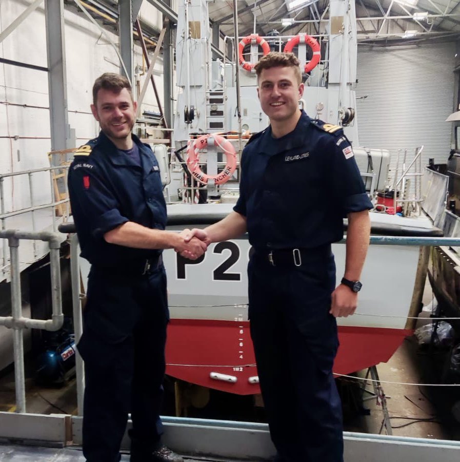Today, Lt Alex Snow has handed over Command of HMS PUNCHER to Lt Keaton Leyland-Jones.

We wish Snowie the best of luck as he returns to his specialisation as a Mine Clearance Diver. 

PUNCHER now readies herself to return to sea and resume her busy programme. 

⚓️ 👊 #royalnavy