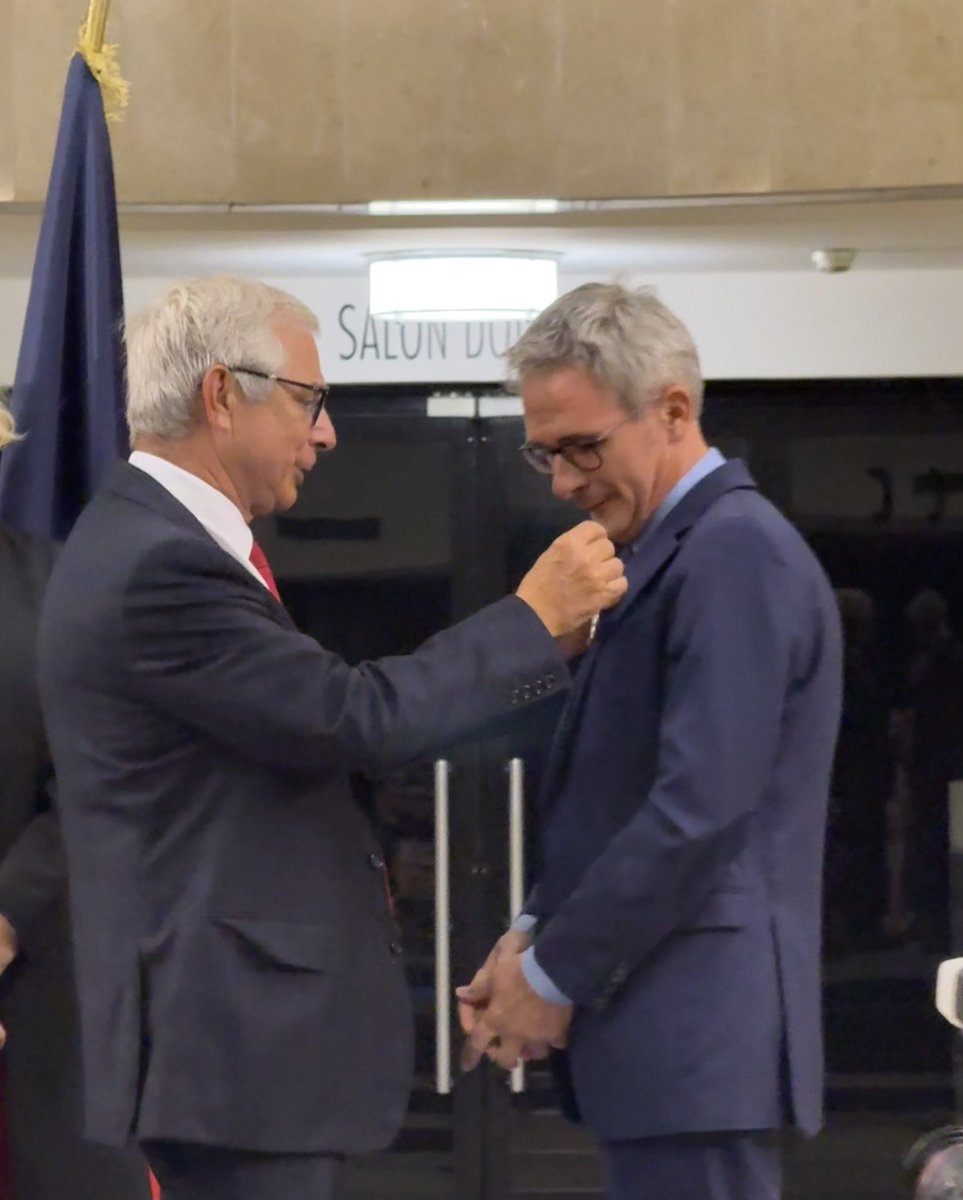 Aux côtés de <a href="/StephanTroussel/">Stéphane Troussel</a>, décoré de la Légion d’Honneur par <a href="/claudebartolone/">Claude Bartolone</a> 🎉

Cette Légion d’Honneur est une juste reconnaissance de son engagement sans relâche au service de la Seine-Saint-Denis et des Séquano-Dionysiennes et Séquano-Dionysiens. 

Bravo Stéphane 🙏🏿