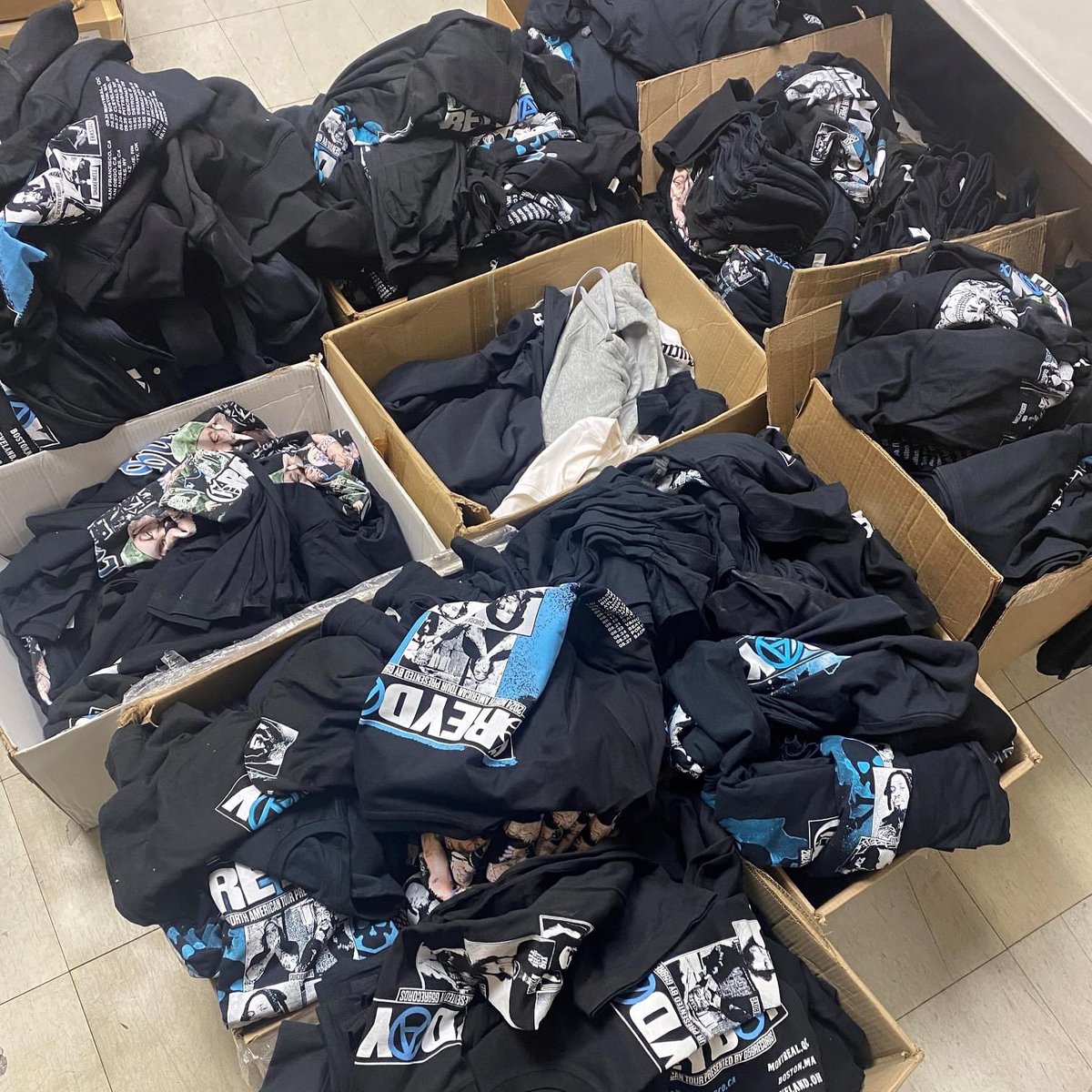 WETTOinthatTRX's tweet photo. the US Marshals are now seizing all counterfeit $B / G59 merch 💯 https://t.co/S5yVnkUhCi