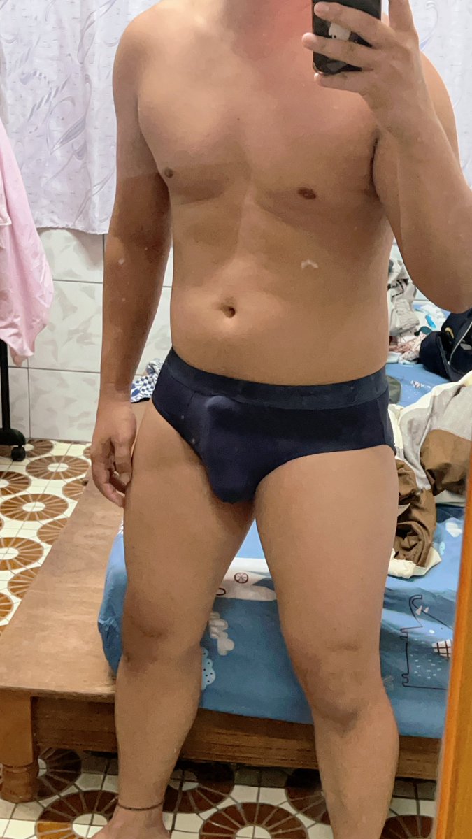 第一次在夜市攤位買三角😑 都有點小害羞了…  老闆娘直接盯著我的下半身，然後拿出了我的Size 😵  
冰絲材質～  突然有種感覺很赤裸的感覺😋😋