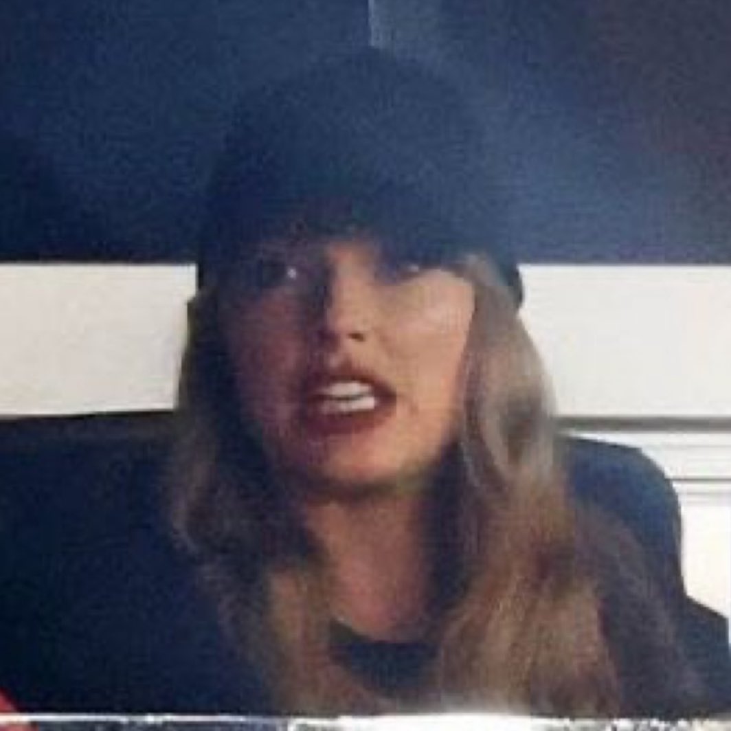 cryeyesviolet_'s tweet photo. eras tour is back                                 it’s the 
     tomorrow                                         last leg https://t.co/dusDbiSIZh
