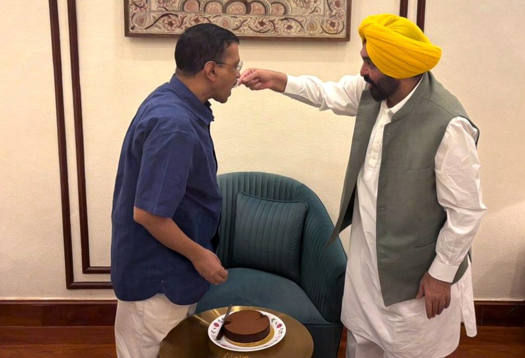 BhagwantMann's tweet photo. ਅੱਜ ਮੈਂ ਆਪਣਾ ਜਨਮਦਿਨ ਆਪਣੇ ਵੱਡੇ ਭਰਾ @ArvindKejriwal ਜੀ ਨਾਲ ਮਨਾਇਆ ਤੇ ਉਹਨਾਂ ਦਾ ਆਸ਼ੀਰਵਾਦ ਪ੍ਰਾਪਤ ਕੀਤਾ...
--------
आज मैंने अपना जन्मदिन अपने बड़े भाई @ArvindKejriwal जी के साथ मनाया और उनका आशीर्वाद प्राप्त किया... https://t.co/svIvB7wyrw