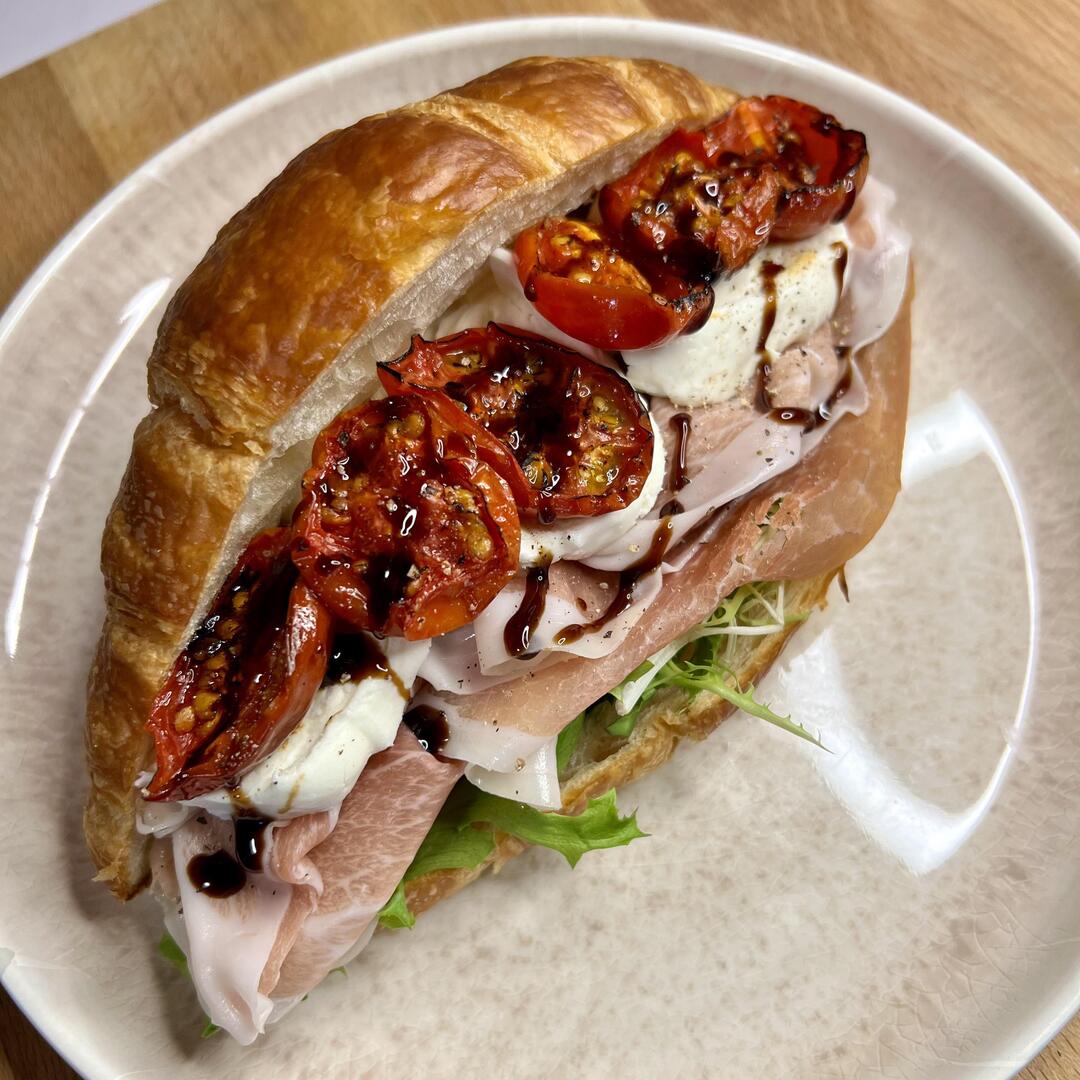 homevsfastfood's tweet photo. [homemade] Parma, Fresh Mozz, Roasted Tomatoes and Balsamic Glaze on Croissant
👉 https://t.co/J4kfnLdrNE
#HomemadeParma #FreshMozzarella #RoastedTomatoes #BalsamicGlaze #CroissantDelight #homecooking #food #recipes #foodpic #foodie #foodlover #cooking #hungry #goodfood #homeco… https://t.co/dmRdEgrEeu