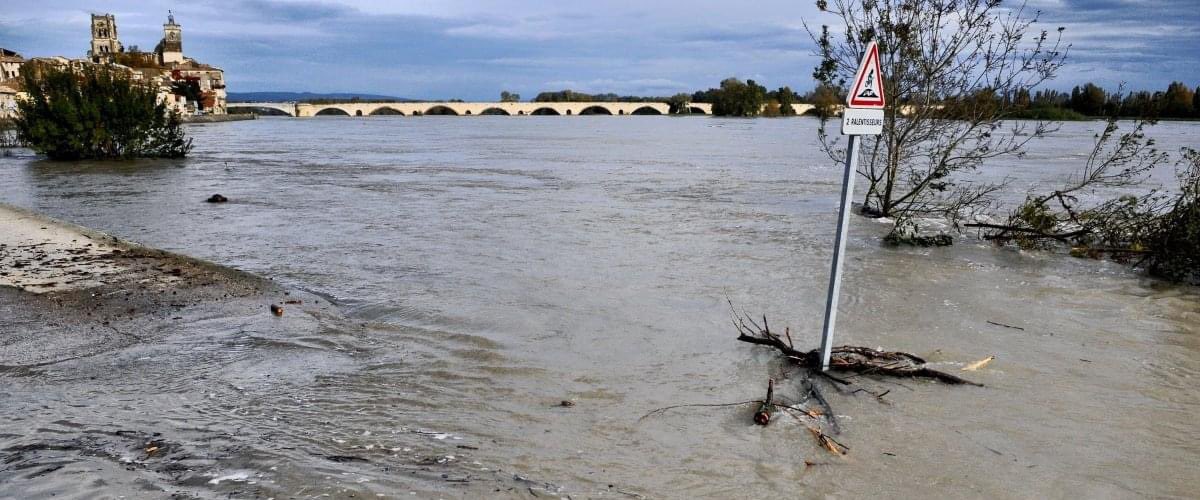pompiersdugard's tweet photo. Compte tenu de la dangerosité de la crue du Rhône, les sapeurs-pompiers du Gard vous demandent de ne SURTOUT pas vous rendre en voiture ou à pied sur le vieux pont de Pont-Saint-Esprit.

Merci de respecter les consignes de sécurité. 

@Prefet30  @Gard @PontSaintEsprit https://t.co/pnNxQiQVHF