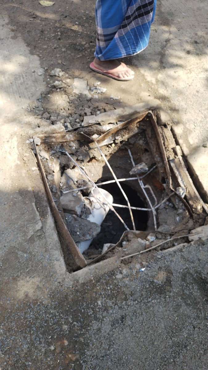 RajuVishawkarma's tweet photo. I have complained about the repair of the damage chamber for the last 3 days but still this is not done.@IndoreCollector @advpushyamitra @iShankarLalwani @KailashOnline https://t.co/QZwX96fwJr