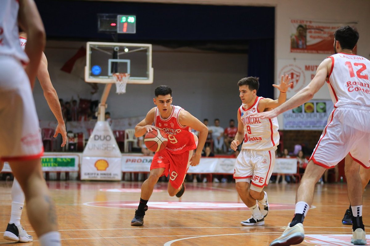 ⚪🔴 | 𝐆𝐑𝐀𝐍 𝐃𝐄𝐁𝐔𝐓 𝐃𝐄 𝐒𝐔𝐀𝐑𝐃𝐈

🏆 | <a href="/LigaARGbasquet/">La Liga Argentina</a>

✔️ <a href="/CSSbasquet/">Sportivo Suardi 🏀</a> (1-0) 71-67 <a href="/provinbasquet/">Basquet Club Atletico Provincial</a> (0-1) ✖️

Gran arranque de Suardi en la temporada. <a href="/GastonFino5/">L I L A</a>  lideró al local con 20 pts.

📸 <a href="/CSSbasquet/">Sportivo Suardi 🏀</a>