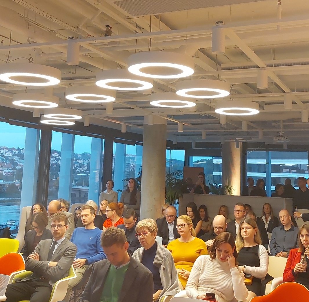 Ales_Mohout's tweet photo. #realestateforum @ekonom_cz panelová o investicích do nemovitostí s #LukášBlažek @InvestRonda #PavelŘíha #forlex #josefvojta @SkupinaArete moderuje @PetrKain https://t.co/d7fwOPY5QX