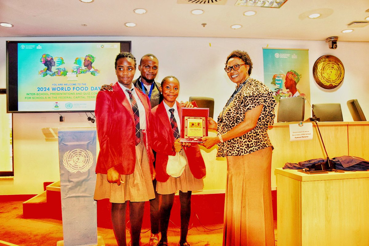 FAONigeria's tweet photo. #WorldFoodDay2024 rounded up with inter-schools presentations 📈&amp; quiz 💡competition for secondary schools in Abuja📚

The students presented on the #Right2Food while the quiz tested their knowledge of the agriculture sector at the national and global level🐐🌽 and on FAO. https://t.co/bnhINGqdhU