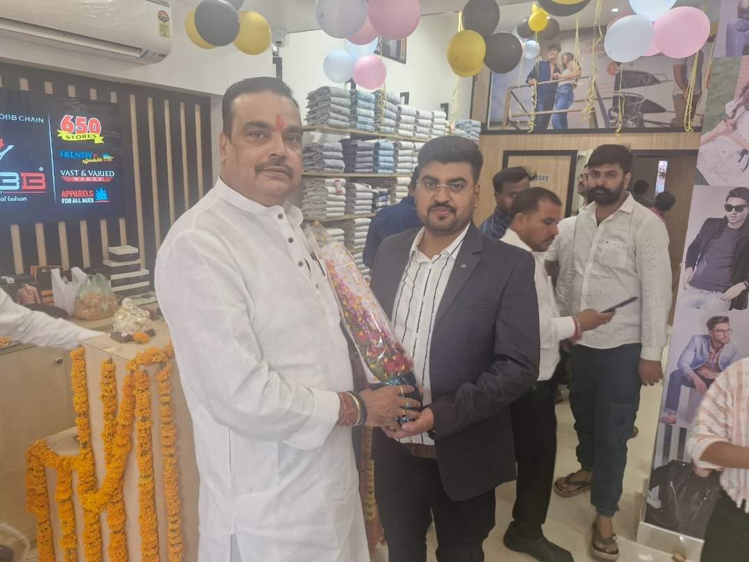 mayankmunna99's tweet photo. आज ब्रह्मपुर स्थित छोटे भाई विकास जी द्व��रा COBB ITALY रेडीमेड कपड़ा के उद्घाटन समारोह में शामिल हुआ जिसमें शहर के कई राजनीतिक साथी तथा पूर्व सांसद माननीय आनंद मोहन जी से भी मुलाकात हुआ https://t.co/uyr5sUhPt5