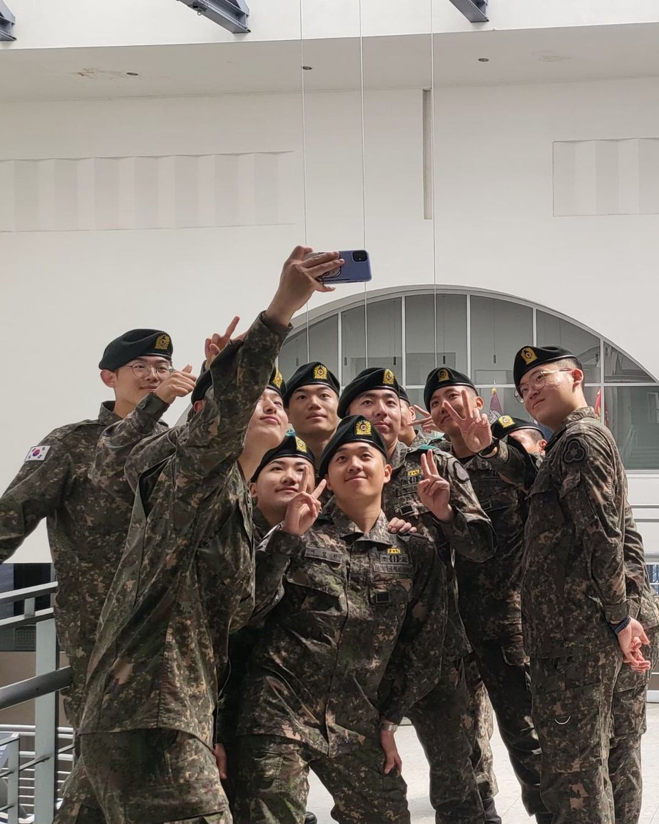 BTSxBRAZIL's tweet photo. ✨️ O #JHOPE já atualizou sua conta no Instagram:

🐿 "18.04.2023 ~ 17.10.2024 🇰🇷🫡”

Ele é tão amado por todos 😭💜 https://t.co/gCtJXEjWgt