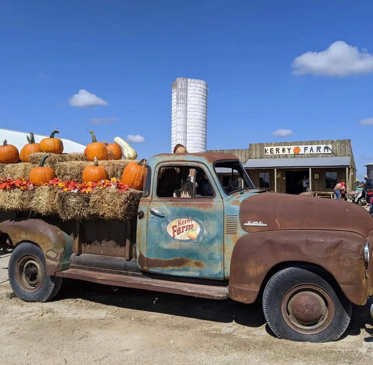 Pumpkins as far as the eye can see! 🎃🍁@Kerbypumpkins is your fall paradise—pumpkin patches, corn mazes, and memories waiting to be made! 🍂