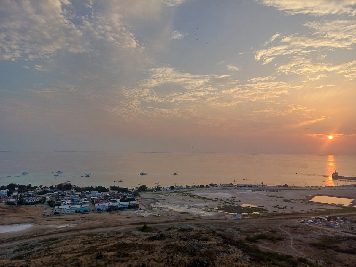 Atardeceres mágicos te esperan en Los Roques. Disfruta de un paisaje único y romántico. ¡Reserva tu vuelo y vive un momento inolvidable!
