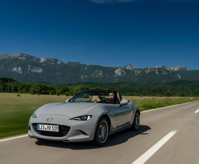 GilAutomocion's tweet photo. ¿Quieres un #Mazda #MX5 con el que poder fijar o quitar la capota en tres movimientos con mucho estilo?✨🚗

Pide info, porque te lo puedes llevar con condiciones de pago únicas. 😉

#FelizJueves #GilAutomoción #Alcalá #torrejón #coches #ExperienciaDeConducción #sostenibilidad♻️ https://t.co/kh9HUXYB6r