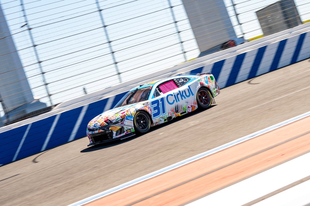 DanielHemric's tweet photo. Was honored to participate last weekend in @Erik_Jonesβs #WindowOfHope program in efforts to raise awareness for breast cancer. You can bid on my signed pink window net from the Roval to help support early detection and care.
Auction closes October 21st at https://t.co/Uf2XVdnhsI
@KauligRacing | @ErikJonesFdn