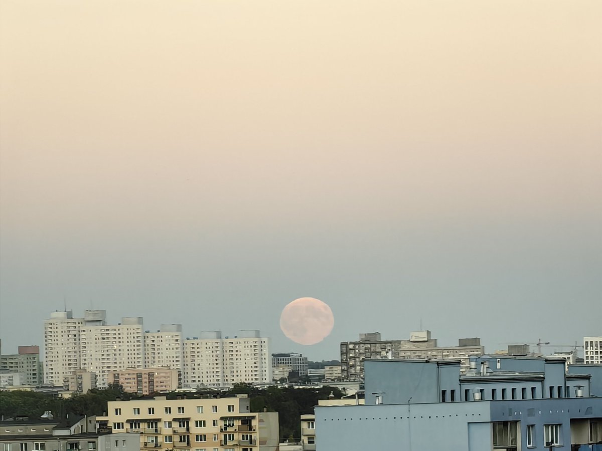 pawelekg's tweet photo. Dzisiejszy Księżyc w pełni nad Łodzią. #zDziś Today Full Moon moonrise, moon rising over Łódź city centre buildings, Manhattan – the Łódź Stonehenge. :) My photos. #photography #moonphotography #moonshot #fullmoon #cityscape #HuntersMoon #FullHuntersMoon #Pełnia 📷🏙️🌕😊🧡💙 https://t.co/GQD1FSJXOz