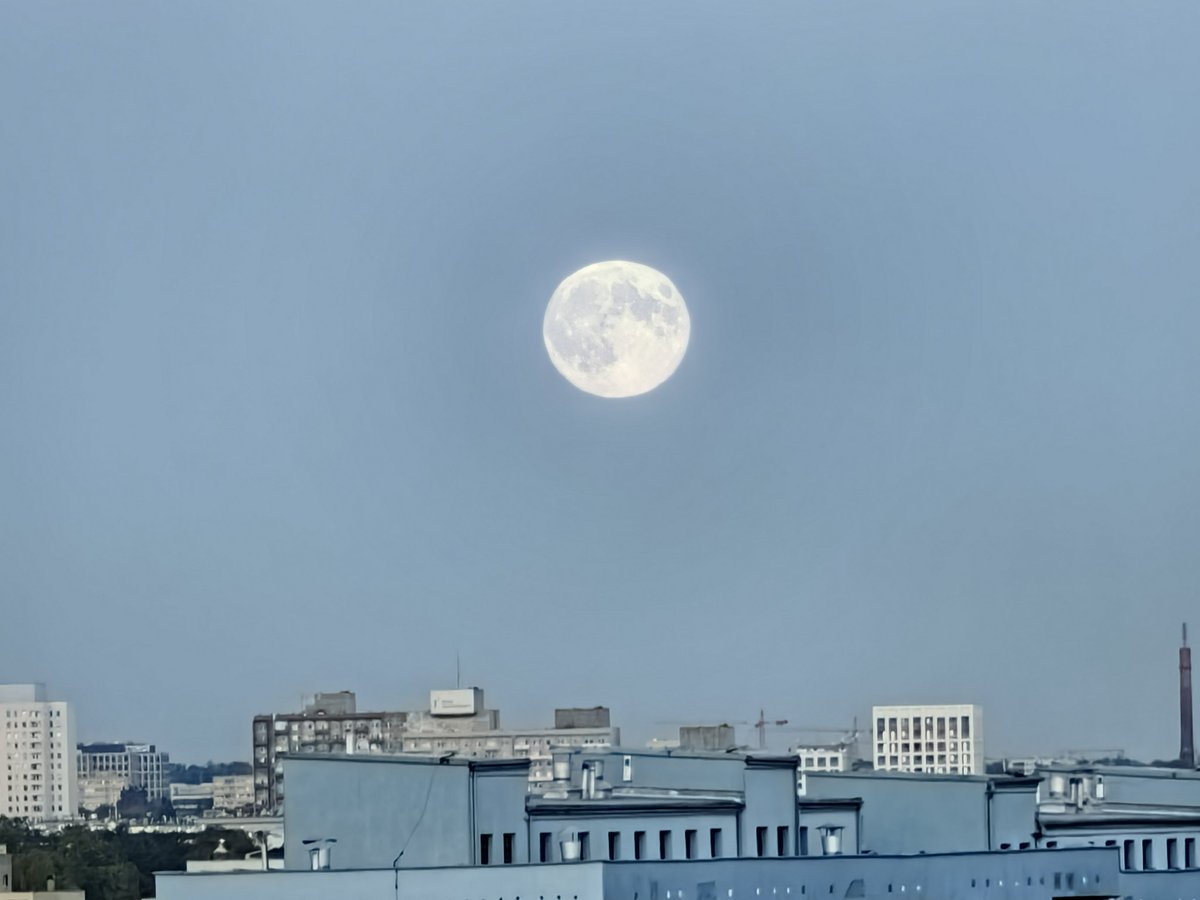 pawelekg's tweet photo. Dzisiejszy Księżyc w pełni nad Łodzią. #zDziś Today Full Moon moonrise, moon rising over Łódź city centre buildings, Manhattan – the Łódź Stonehenge. :) My photos. #photography #moonphotography #moonshot #fullmoon #cityscape #HuntersMoon #FullHuntersMoon #Pełnia 📷🏙️🌕😊🧡💙 https://t.co/GQD1FSJXOz