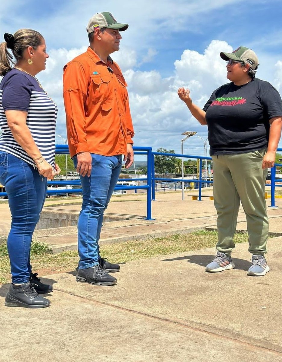 CaroniConcejo's tweet photo. Acompañamos al alc @OviedoPSUV para constatar los avances de renovación de la Plaza Bicentenario de Cerro El Gallo, una hermosa obra que estará a disposición de los vecin@s de Ciudad Guayana, garantizando la mayor la felicidad a las familias como nos orienta Pdte @NicolasMaduro. https://t.co/ACtP2qyT6T