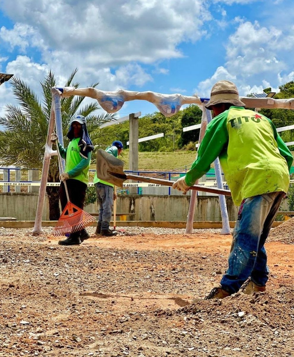 CaroniConcejo's tweet photo. Acompañamos al alc @OviedoPSUV para constatar los avances de renovación de la Plaza Bicentenario de Cerro El Gallo, una hermosa obra que estará a disposición de los vecin@s de Ciudad Guayana, garantizando la mayor la felicidad a las familias como nos orienta Pdte @NicolasMaduro. https://t.co/ACtP2qyT6T