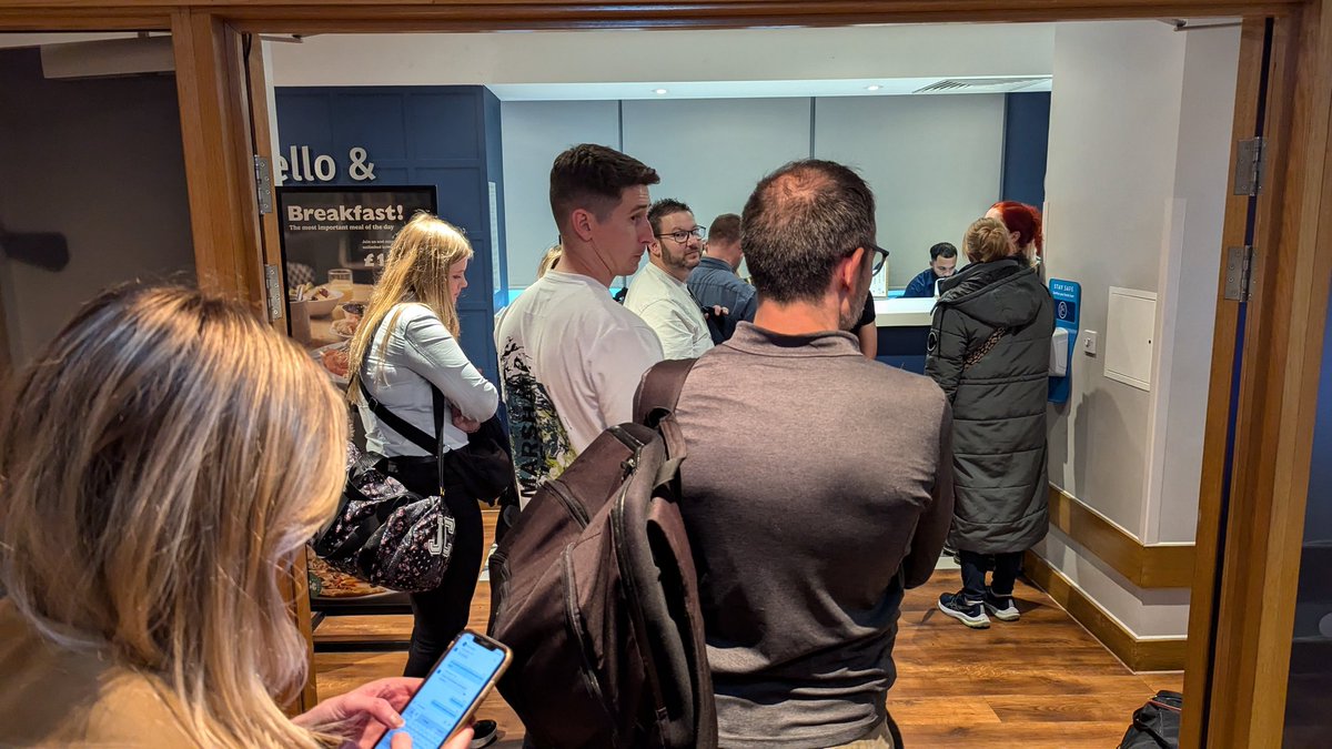 BillWalshe's tweet photo. #Travelodge check-in chaos here in Southwark, and this is only half of the queue! https://t.co/mUDGN7a7sF