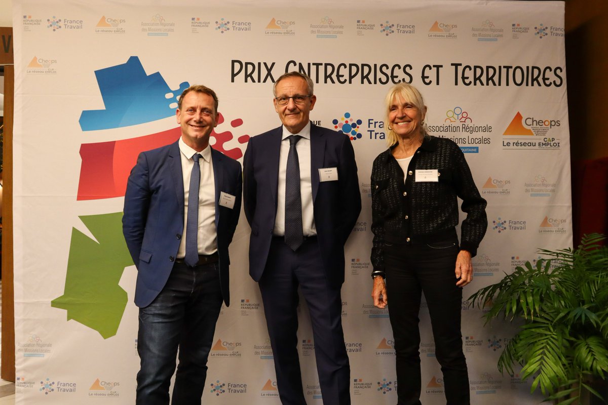 Les représentants du Réseau pour l'Emploi, organisateur du #PrixEntreprisesTerritoires, accueillent l'ensemble des participants à l'Hôtel Renaissance de #Bordeaux. 🌙👋

@ARML_Naquitaine <a href="/Cheopsna/">Cheops Nouvelle-Aquitaine</a> <a href="/FTravail_NA/">France Travail Nouvelle-Aquitaine</a>