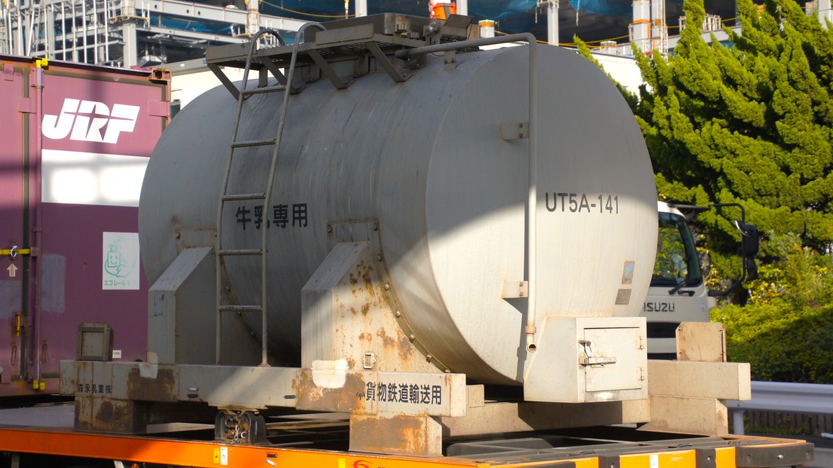 m_rails26330124's tweet photo. #金曜日のコンテナ
#UT5A 形12フィート私有タンクコンテナ(141)
#森永乳業 所有の牛乳専用タンクコンテナ
141‐146のうちの1個
ここまでシンプルなのも珍しいかも
2021(R3)/11/30 #東京貨物ターミナル駅 にて撮影 https://t.co/lEqquQD5Le