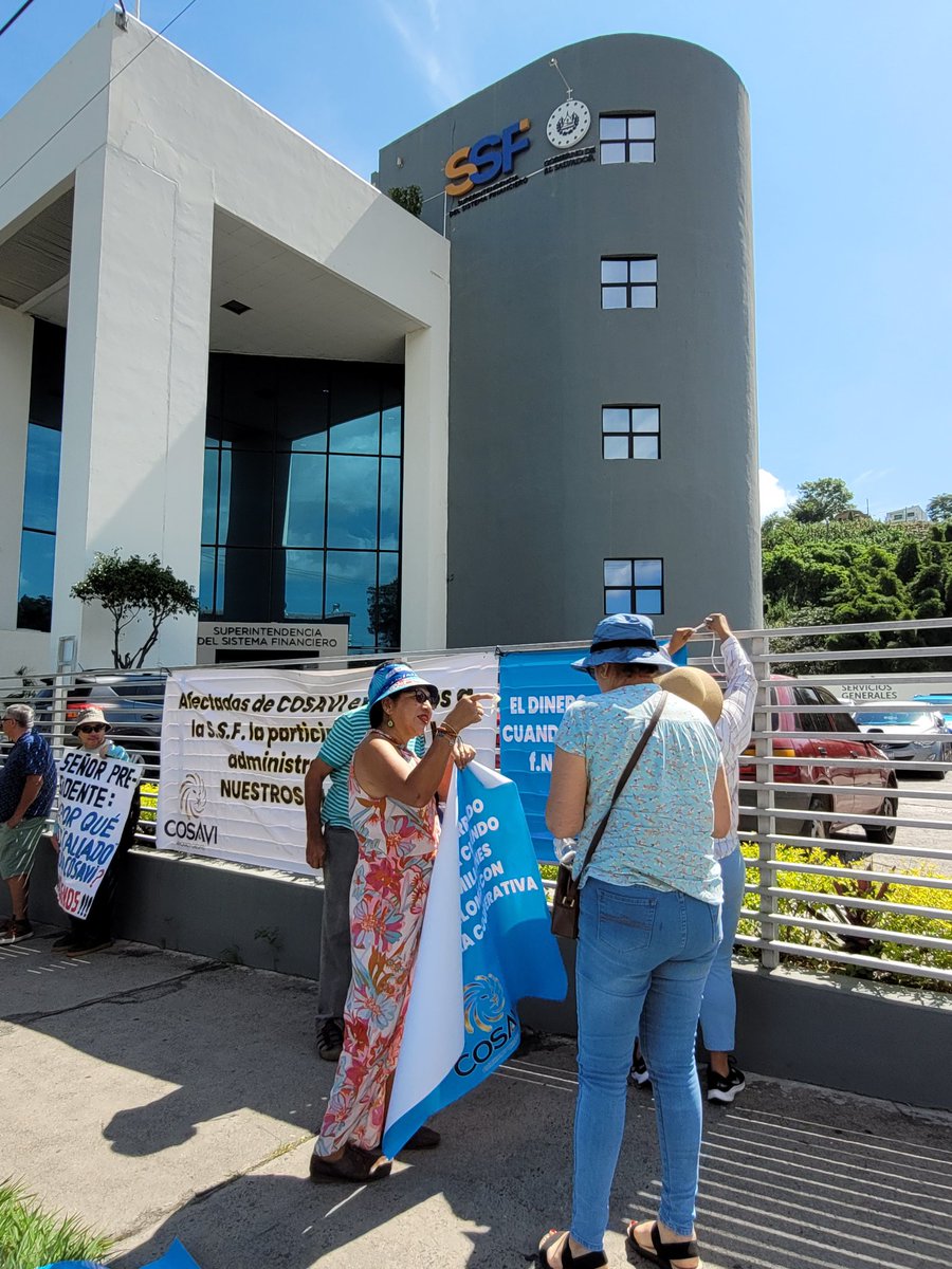 InformaTV_'s tweet photo. Afectados por el fraude de COSAVI se congregan en @SSF_ElSalvador para exigir que se agilice el reintegro de sus ahorros 💰🔄 y que se les permita opinar sobre el método de devolución. #COSAVI #Reintegro #Ahorros #ElSalvador
📸Cortesía: @LPGJudicial
#ITVX https://t.co/mIcGX63HTS