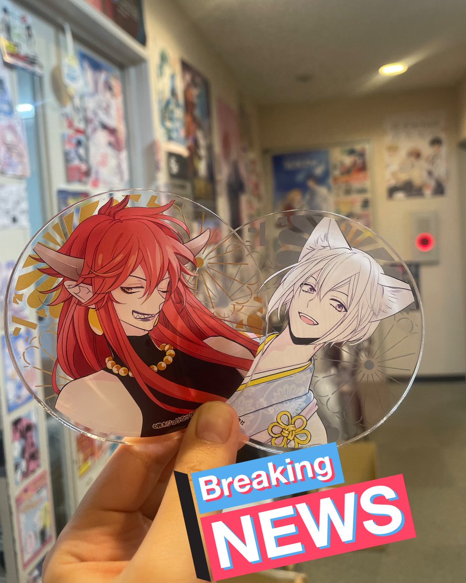 神はじカフェグッズ、アクリルコースターもすごく可愛いです〜！カフェのキービジュアルも入ってます✨
2枚目は透明さを伝えたくて編集部入り口で撮ったやつ…