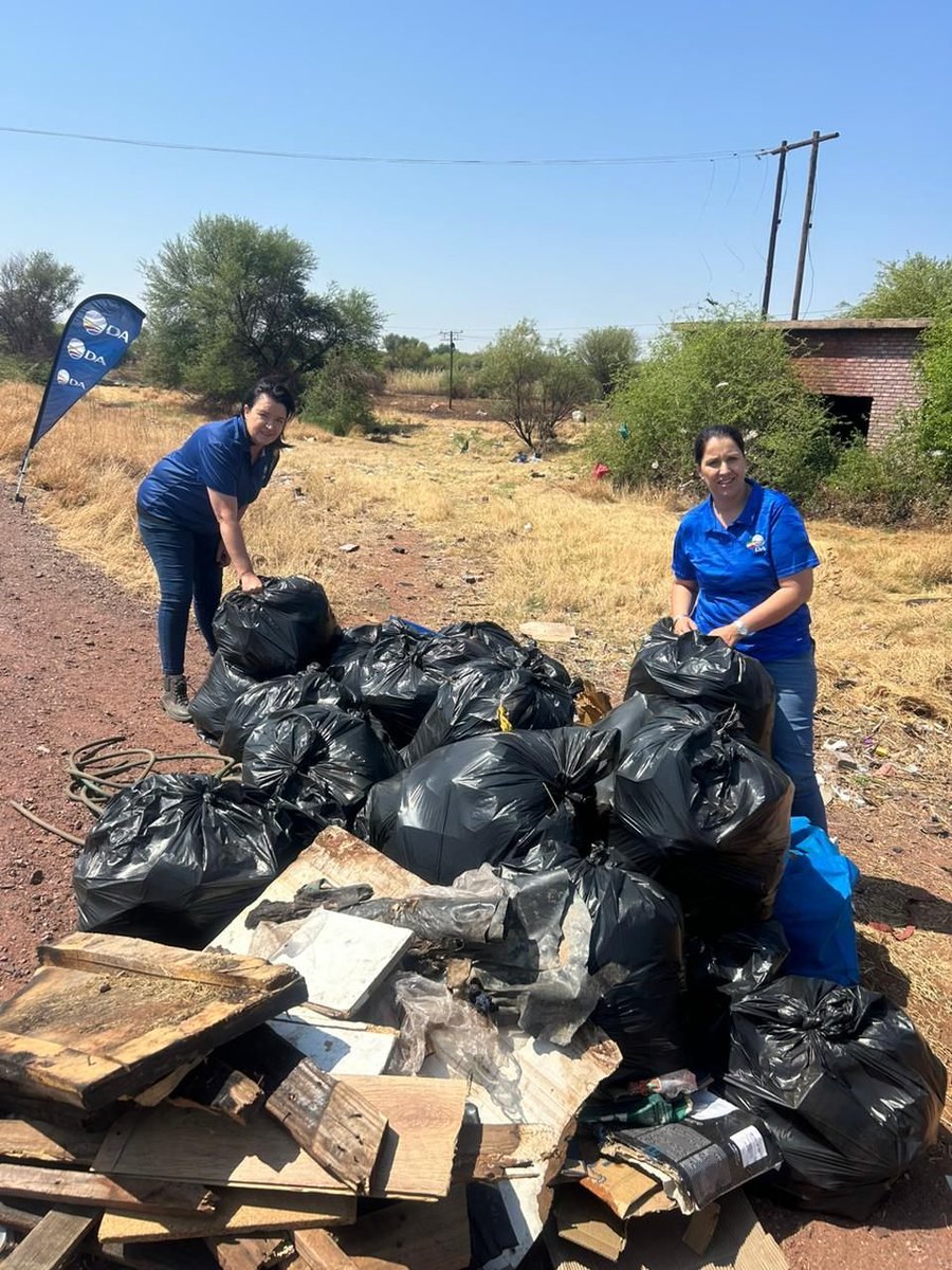 DA_NCape's tweet photo. 🧹Cllr Henriette du Plessis and Anna-Marie Caetano led a clean-up along the R380.

One piece of litter at the time, they are working towards building a cleaner and better #Gamagara!

#DAatWork https://t.co/lfIReEUNFn