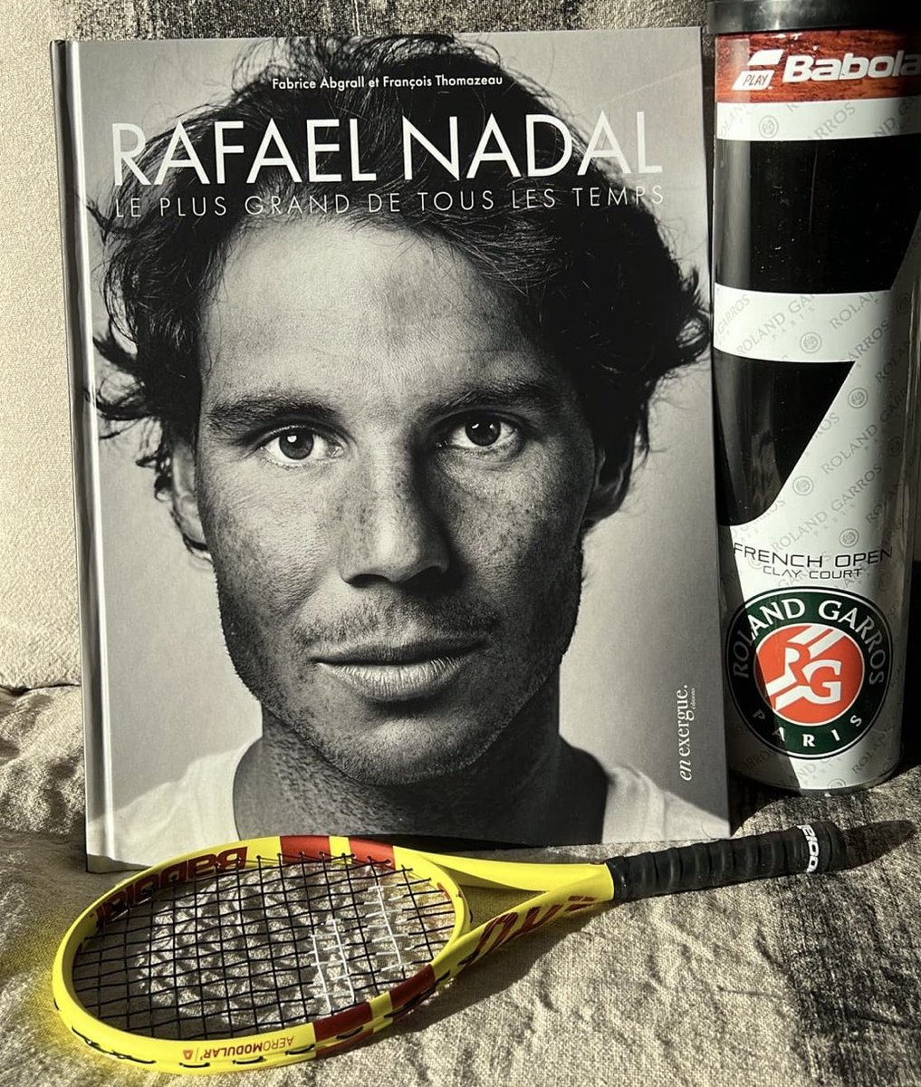 🎾📚 Le livre « Rafael Nadal, le plus grand de tous les temps » sort ce vendredi 18 octobre ! 

Un hommage vibrant à la carrière légendaire de Rafa, avec des images époustouflantes. 🌟

Et si vous aviez une chance de le remporter ? 👀 

Un concours arrive très bientôt… 😉