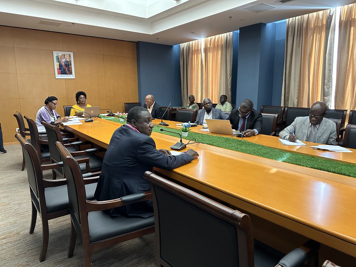 EmbCongo_ve's tweet photo. Grupos de Amistad Parlamentaria de Vzla y Congo sostienen reunión virtual, abordando el Foro Parlamentario Mundial contra el Fascismo, así como el establecimiento de una hoja de ruta, entre otros temas.
@CancilleriaVE @yvangil 
#DiplomaciaBolivarianaDePaz
#DiplomaciaParlamentaria https://t.co/VpKcQ3qGxa