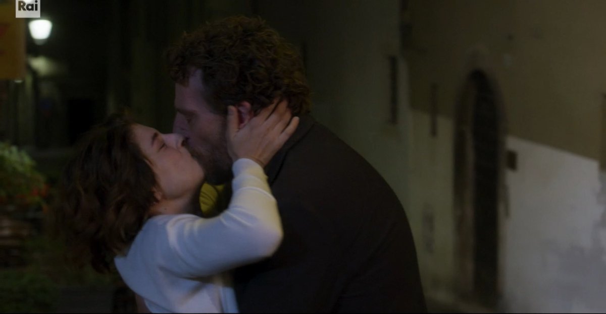 rialev_ms's tweet photo. “Sono qui per dirti che anche se dovesse arrivare un’asteroide,anche senza vestito,senza gli invitati,senza macchina,senza niente io ti sposo lo stesso”
Anna e Marco>>>>>>>Romeo e Giulietta 
I bellissimi❤️ #AnnaEMarco #DonMatteo14 https://t.co/0yrypL1q3i