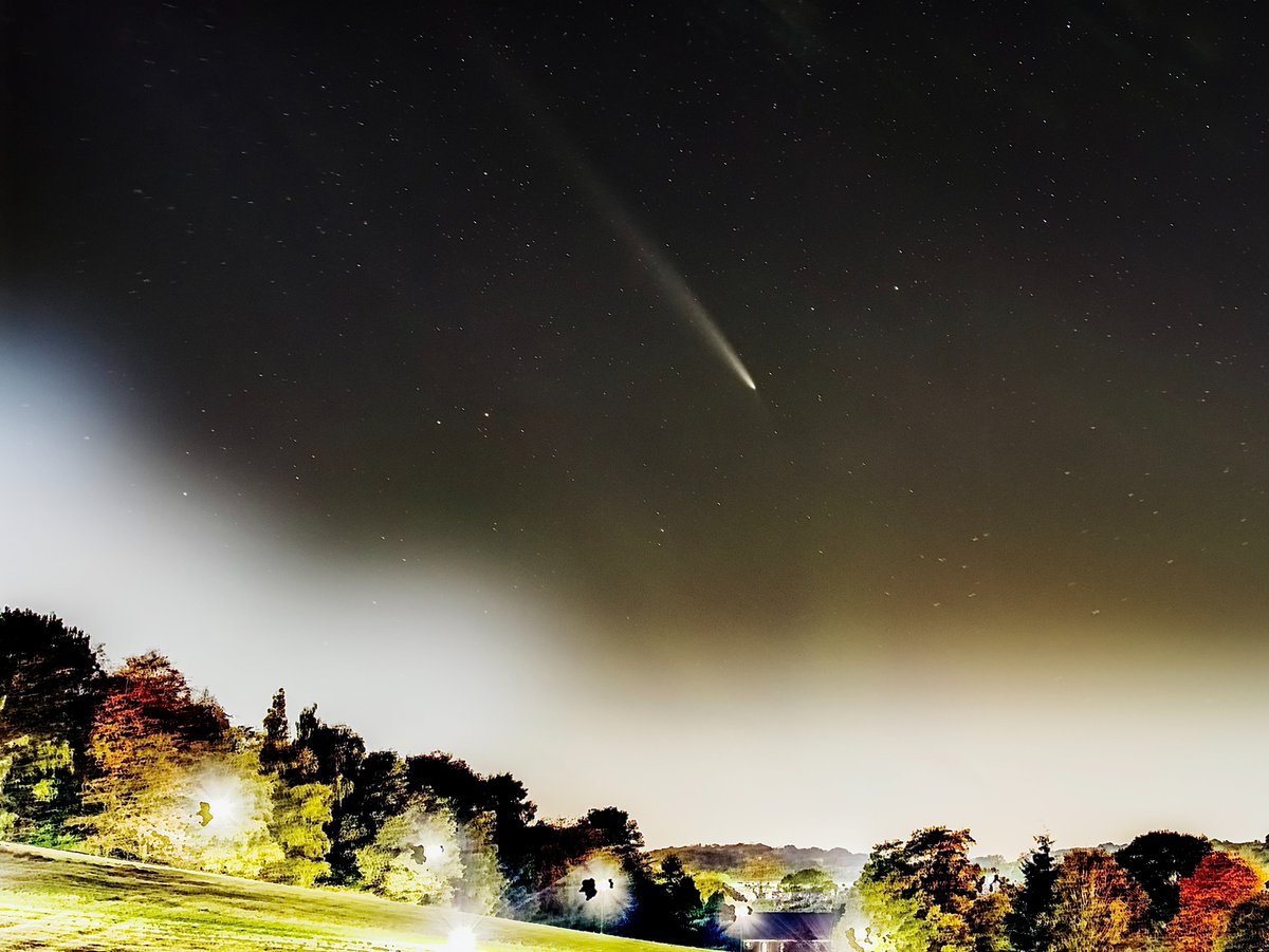 Starglimmerer's tweet photo. Comet C/2023 A3 on 17th October in UK. Wide angle images.  Credit to @C2023A3 for the darker and more contrasty image on the right.
#comet #astronomy #FollowTheComet #cometC2023A3 https://t.co/O1UL82SSB9