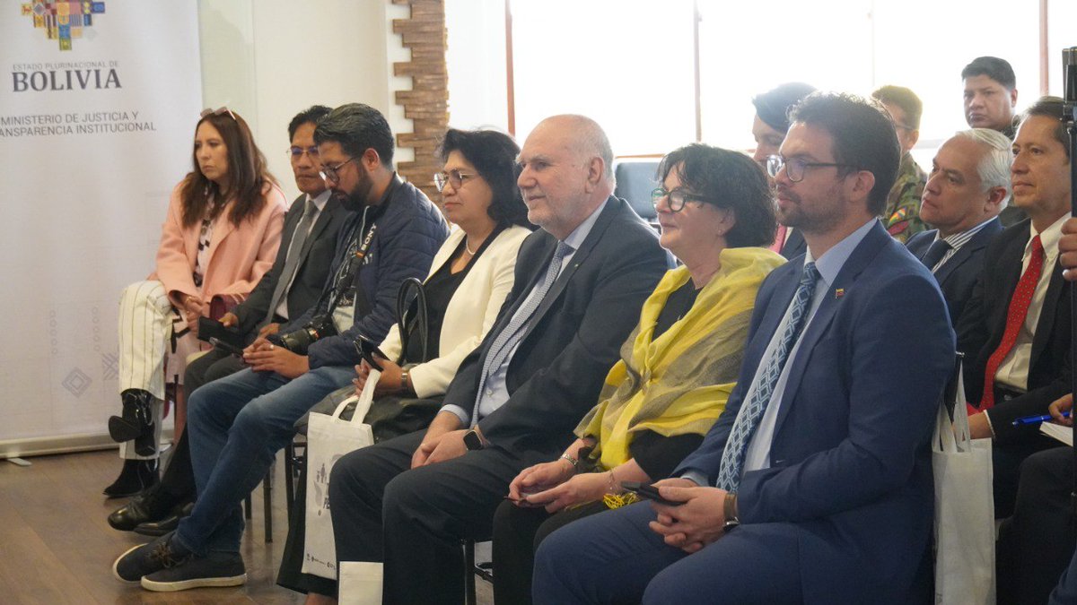 Emb. en Bolivia tweet media